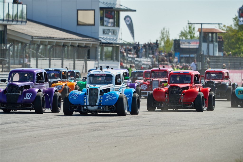37 af de små Legend Cars starter i weekenden på FDM Jyllandsringen.
(Foto: Stumpphoto)
